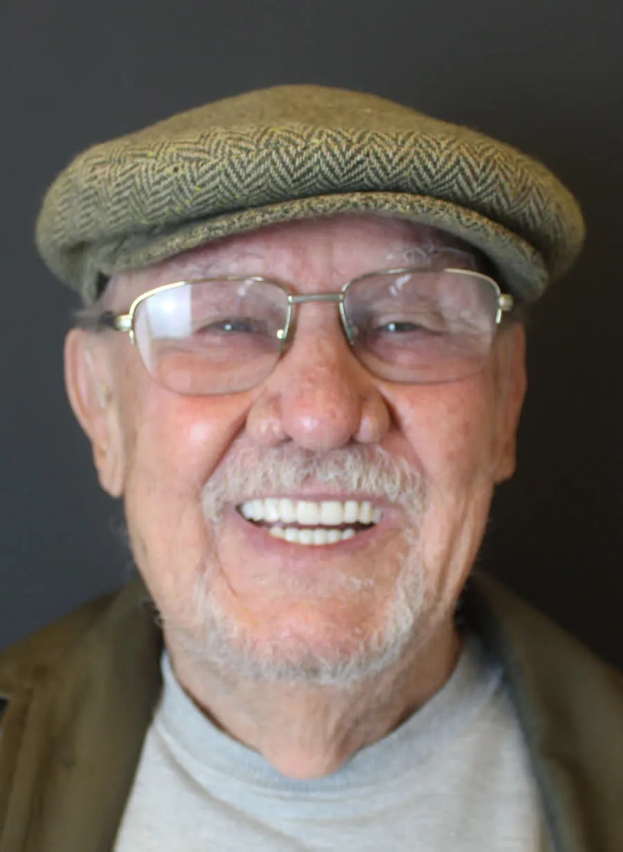 O mesmo paciente depois do tratamento, sorrindo com os dentes novos